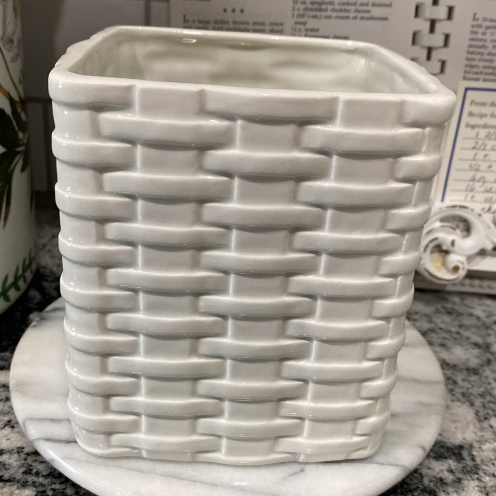 Fitz & Floyd Vintage Ceramic White Woven Utensil Holder! - Picture 2 of 5